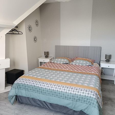 Grande Maison de plain pied avec jardin arboré. Champignelles Extérieur photo
