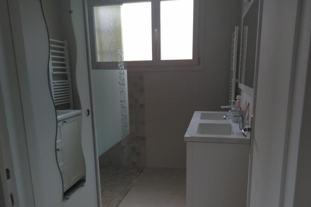 Grande Maison de plain pied avec jardin arboré. Champignelles Extérieur photo