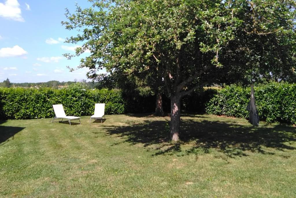 Grande Maison de plain pied avec jardin arboré. Champignelles Extérieur photo