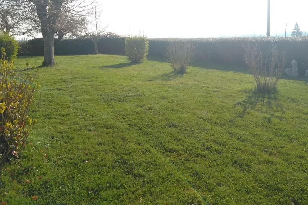 Grande Maison de plain pied avec jardin arboré. Champignelles Extérieur photo